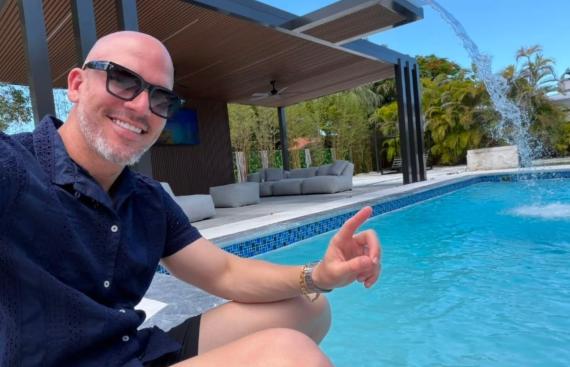 Pergola con cascada lista para el verano de Miami