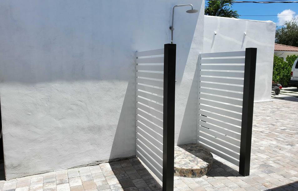 Insolated aluminum pergola with bathroom area included
