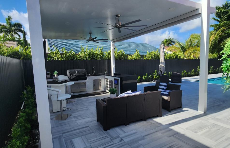 Aluminum pergola with outdoor kitchen and fan with LED lamp included